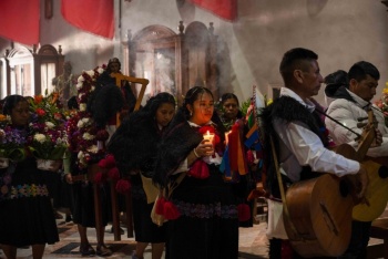 Procesiones de Semana Santa: tradici&oacute;n religiosa que transforma la vida cultural urbana