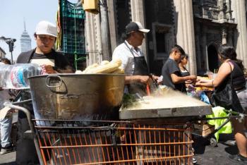Proponen reconocer comercio en v&iacute;a p&uacute;blica como derecho constitucional en CDMX