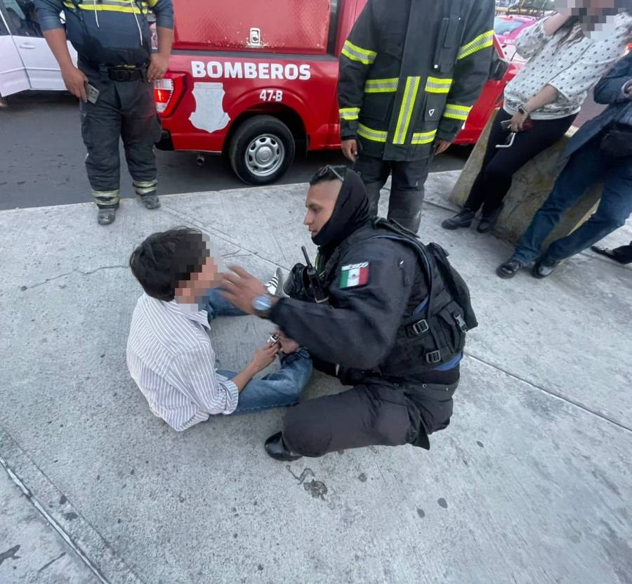 Policías de Nezahualcóyotl evitan suicidio de joven en puente peatonal del Metro