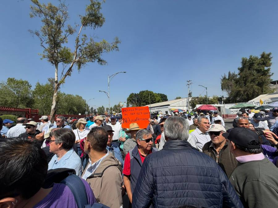 En C&aacute;mara de Diputados, protestan contra la reforma de pensiones doradas