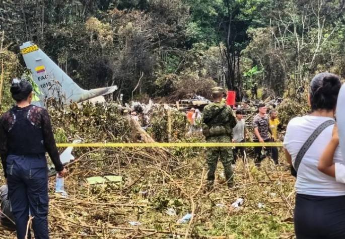 Avi&oacute;n militar se estrella en Colombia; reportan un muerto y 77 heridos