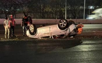 Dos volcaduras anoche en Quer&eacute;taro dejan solo da&ntilde;os materiales