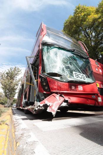 Colisi&oacute;n de unidades del Metrob&uacute;s en la GAM deja varios lesionados