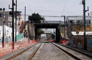 Adolescente de 15 a&ntilde;os pierde la vida al ser arrollado por un tren en Tlalnepantla