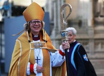 Sarah Mullally se convierte en la primera mujer primada de la Iglesia anglicana