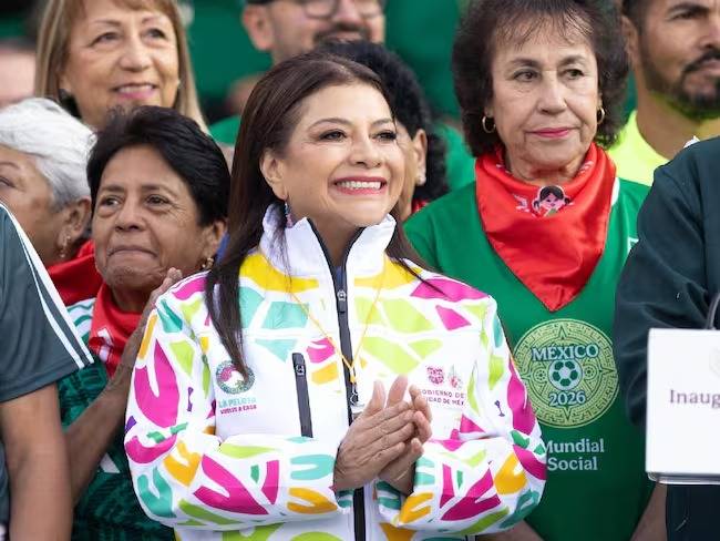 Clara Brugada anuncia Festival Futbolero en el Zócalo; entregará su boleto a pioneras del fútbol femenil