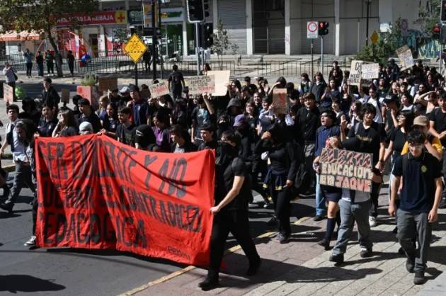 Estudiantes protestan en Chile por recortes a educaci&oacute;n