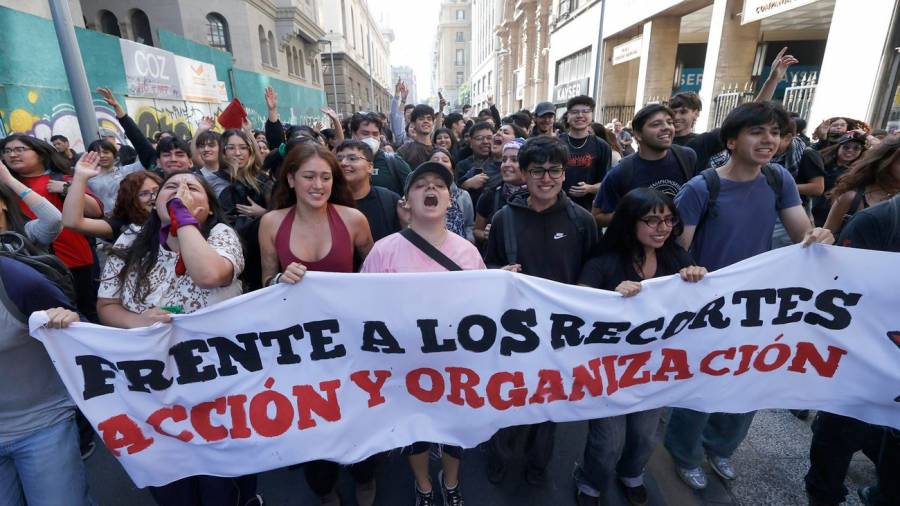 Estudiantes protestan en Chile por recortes a educación