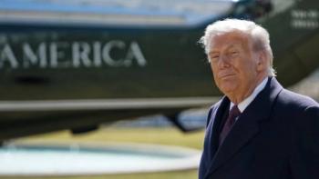 Trump firma orden ejecutiva para pagar a empleados de la TSA en medio del cierre del DHS