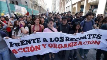 Estudiantes protestan en Chile por recortes a educaci&oacute;n