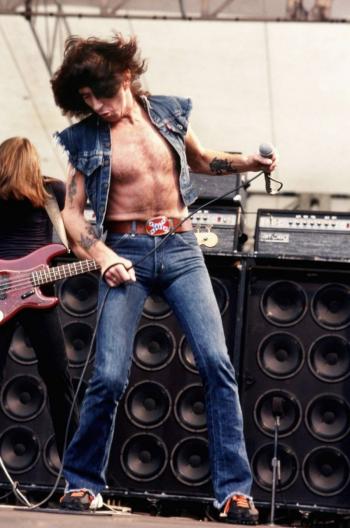 Bon Scott: la voz salvaje que defini&oacute; el ADN de AC/DC
