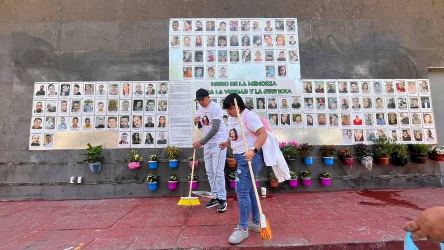 Familiares de desaparecidos instalan muro de la memoria en CDMX contra el olvido