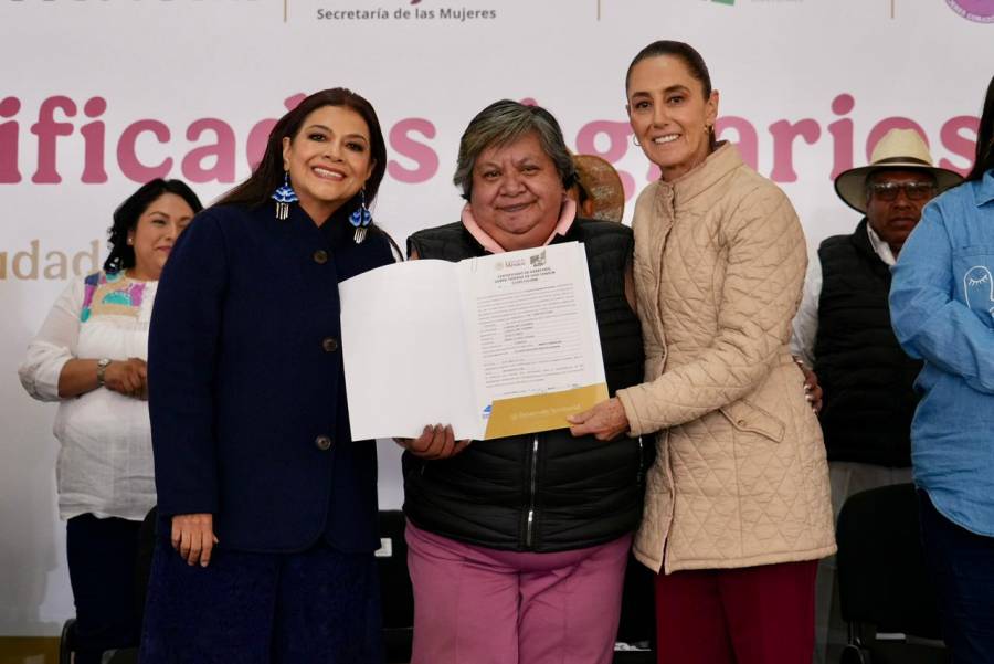Clara Brugada y Claudia Sheinbaum entregan certificados agrarios a campesinas para reconocerlas jurídicamente y reivindicar sus derechos históricos