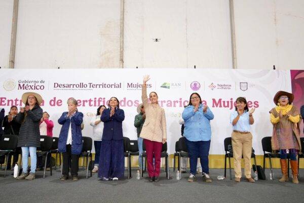 Entregan certificados agrarios a campesinas en Tlalpan como acto de justicia hist&oacute;rica