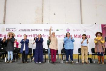 Entregan certificados agrarios a campesinas en Tlalpan como acto de justicia hist&oacute;rica