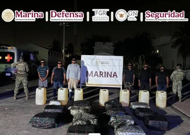 Marina asegura 650 kg de presunta coca&iacute;na frente a Michoac&aacute;n