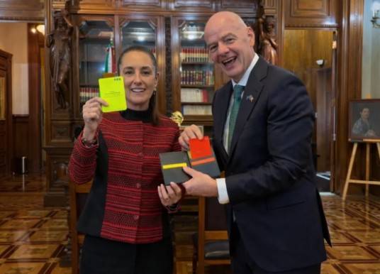 Sheinbaum recibe la tarjeta roja de FIFA y advierte: “Cuidado si alguien se porta mal”