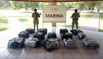 Marina asegura 650 kg de presunta coca&iacute;na frente a Michoac&aacute;n