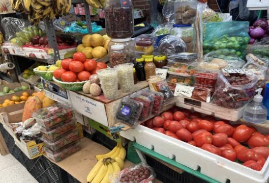 Supermercados elevan consumo de frutas tras moverlas a entradas, seg&uacute;n estudio
