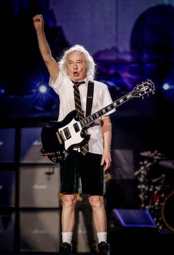 AC/DC celebra a Angus Young: 71 a&ntilde;os de riffs, legado y una fiesta en el escenario