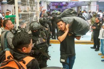 Aseguran toneladas de productos ilegales en operativo en el Centro Hist&oacute;rico