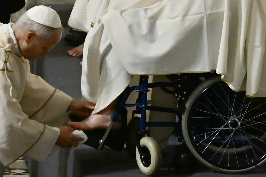 Papa León XIV retoma tradición del lavatorio de pies con sacerdotes en Jueves Santo