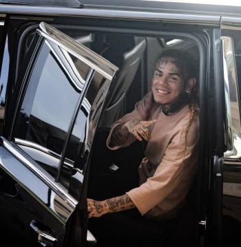 Tekashi 6ix9ine recupera su libertad y presume peculiar recuerdo firmado por Nicol&aacute;s Maduro