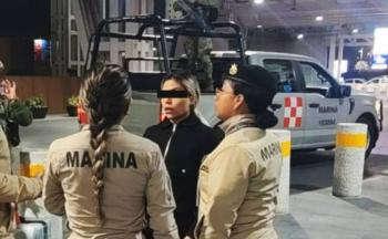 Detienen en el AICM a mujer que ocultaba coca&iacute;na en frascos de maquillaje