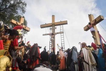 Prev&eacute;n lluvias ligeras en CDMX durante el Viacrucis de este 3 de abril
