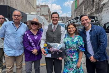 Brugada obsequia ajolote a Pedro Pascal durante filmaci&oacute;n en la Ciudad de M&eacute;xico