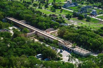 Denuncian clausura de libramiento en Tulum y presuntas obras ilegales en zona ambiental protegida