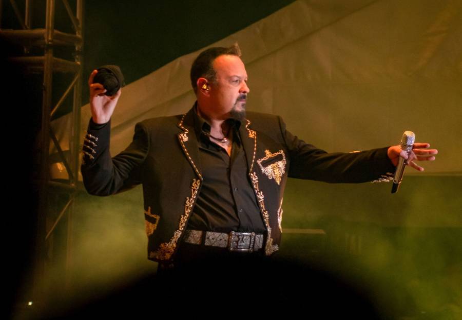 Pepe Aguilar sorprende al aparecer en show de Peso Pluma pese a cr&iacute;ticas pasadas al g&eacute;nero