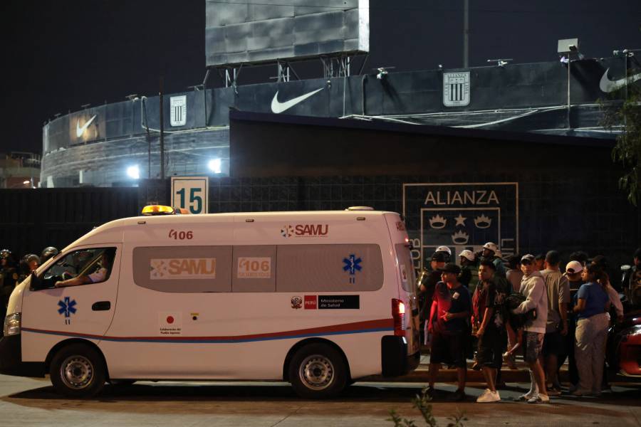 Tragedia en estadio de Lima empa&ntilde;a cl&aacute;sico peruano; reportan un muerto y decenas de heridos