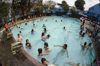 Albercas gratuitas en CDMX se convierten en opci&oacute;n vacacional para miles de familias