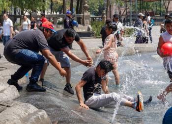 Capitalinos se refrescan en fuentes de la Alameda durante S&aacute;bado de Gloria