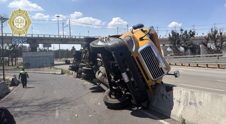 Volcadura de tractocamión en el Puente de la Concordia, sin víctimas mortales