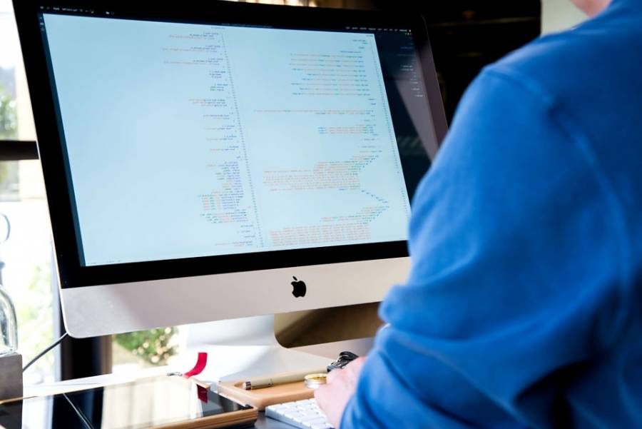 Qu&eacute; hace un desarrollador web y por qu&eacute; sigue siendo una de las profesiones m&aacute;s buscadas