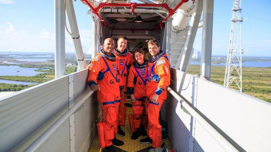 Astronautas de Artemis viajan a toda velocidad a la luna