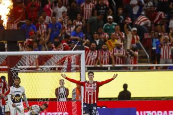 Chivas salva un empate dram&aacute;tico ante Pumas con gol en el &uacute;ltimo minuto
