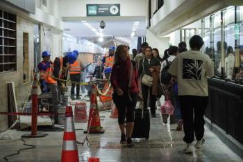 Caos y cr&iacute;ticas en el AICM por largas filas durante Semana Santa