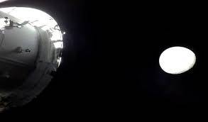 Astronautas de Artemis II pasan detr&aacute;s de la Luna