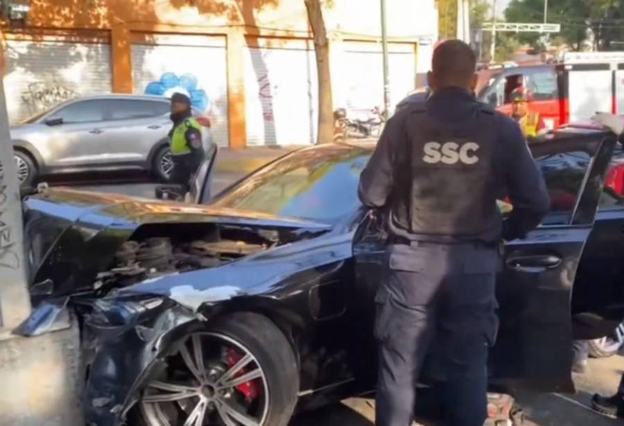Auto de lujo sufre da&ntilde;os tras fuerte choque en la Obrera