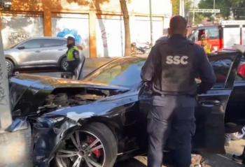 Auto de lujo sufre da&ntilde;os tras fuerte choque en la Obrera