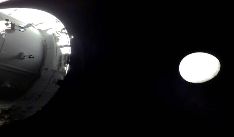 Astronautas de Artemis II regresan a la Tierra tras sobrevolar la Luna