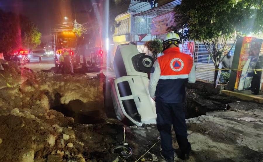 Camioneta cae en obra de drenaje en Iztapalapa; conductor rescatado con intoxicación etílica