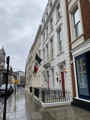 Acusan desv&iacute;os y omisiones en embajada de M&eacute;xico en Reino Unido pese a alertas internas ignoradas
