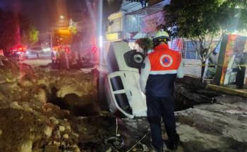 Camioneta cae en obra de drenaje en Iztapalapa; conductor rescatado con intoxicaci&oacute;n et&iacute;lica