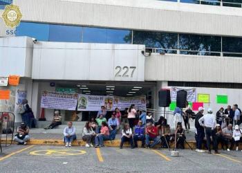 Trabajadores administrativos del sector salud protestan en CDMX por malas condiciones laborales