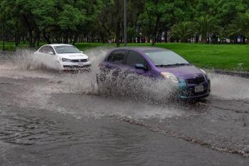 Intensas lluvias saturan la capital y provocan encharcamientos en diversas zonas