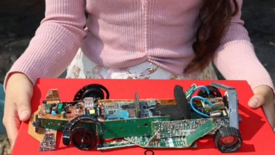 Estudiante mexicana triunfa a nivel internacional con auto hecho de residuos electr&oacute;nicos
